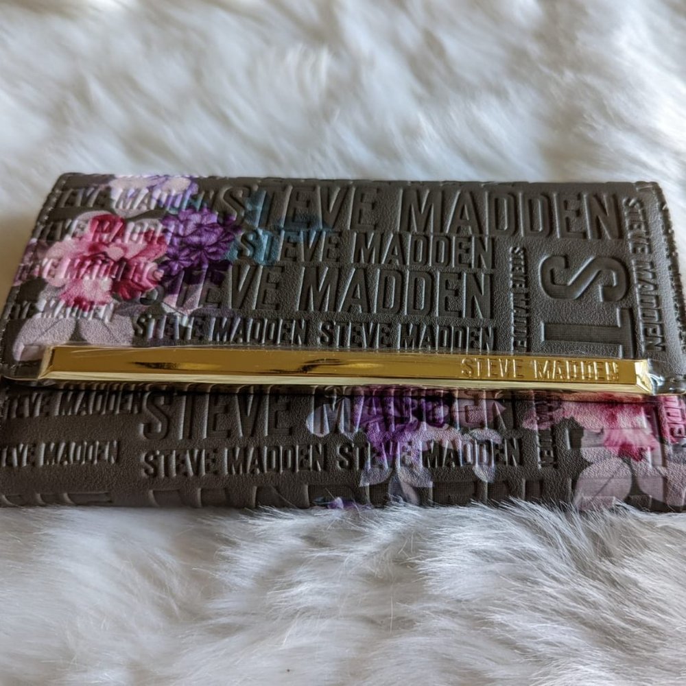 STEVE MADDEN LOGO BAR TRIFOLD WALLET IN GIFT BOX